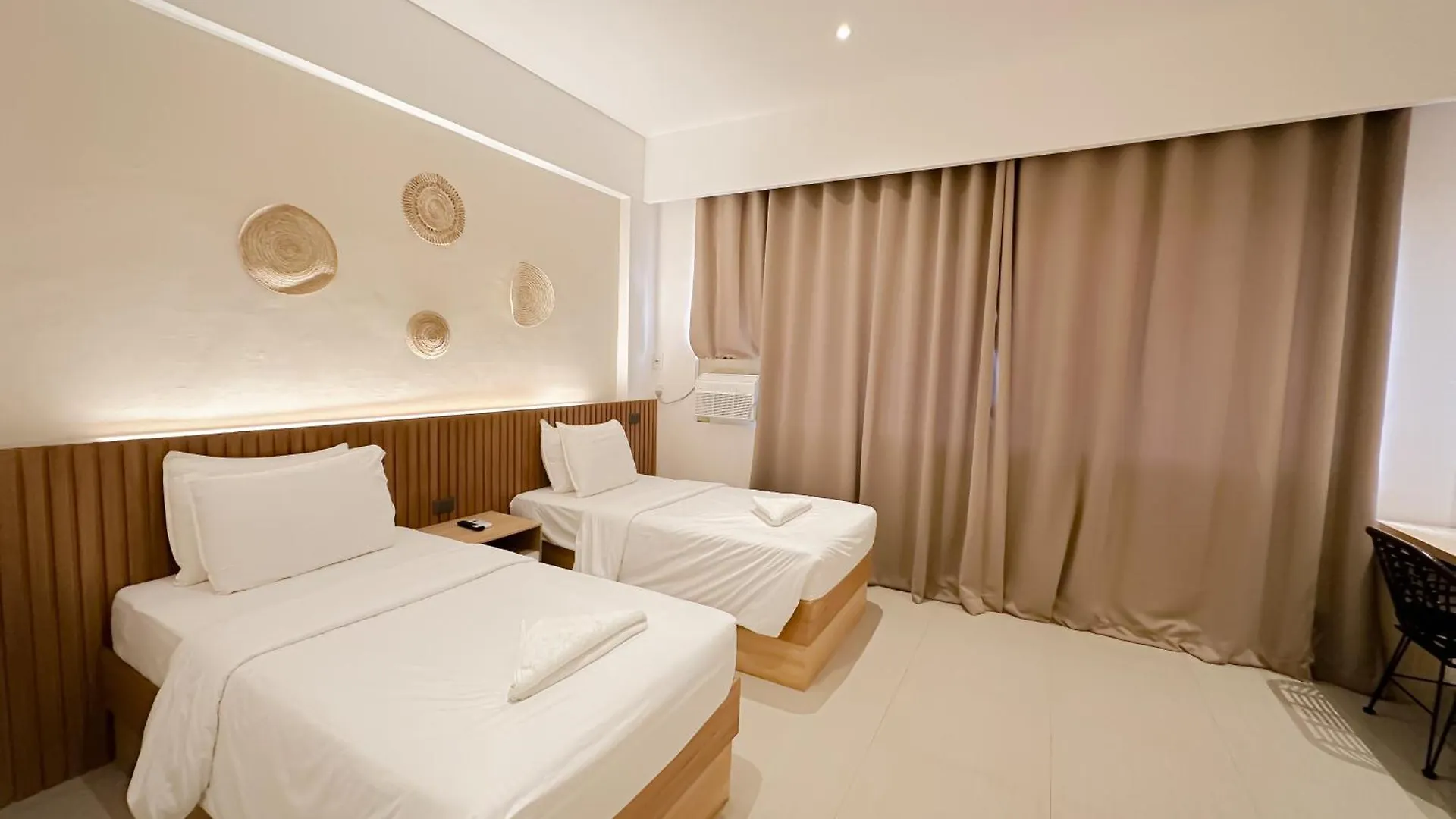 Leux Hotel Alona פנגלאו אורחן