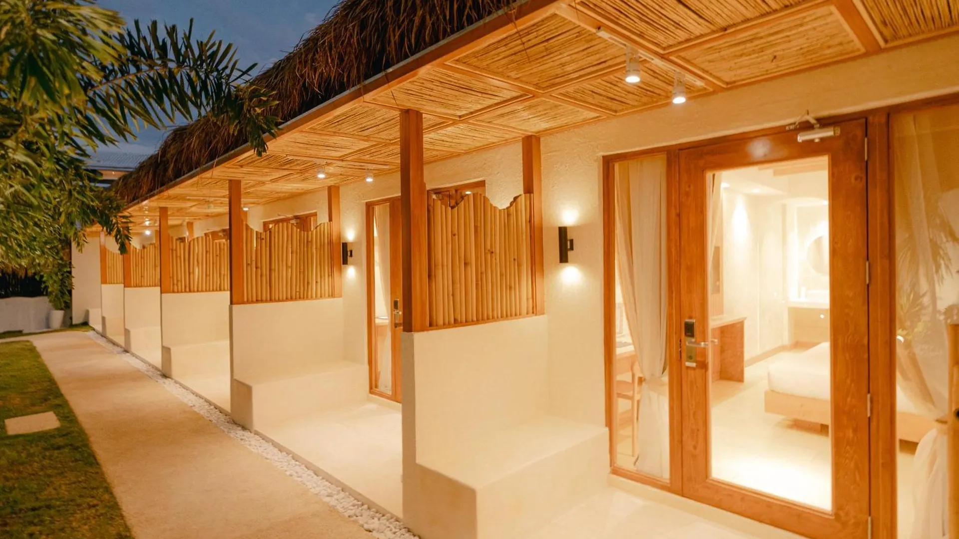 Leux Hotel Alona פנגלאו אורחן
