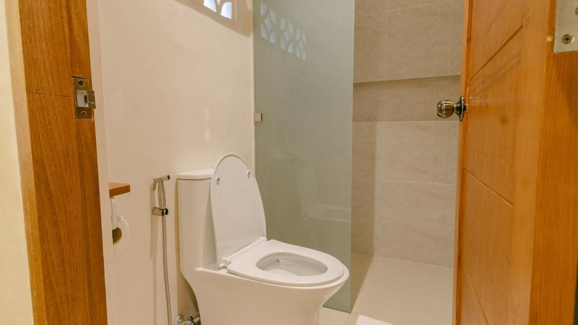 Leux Hotel Alona פנגלאו