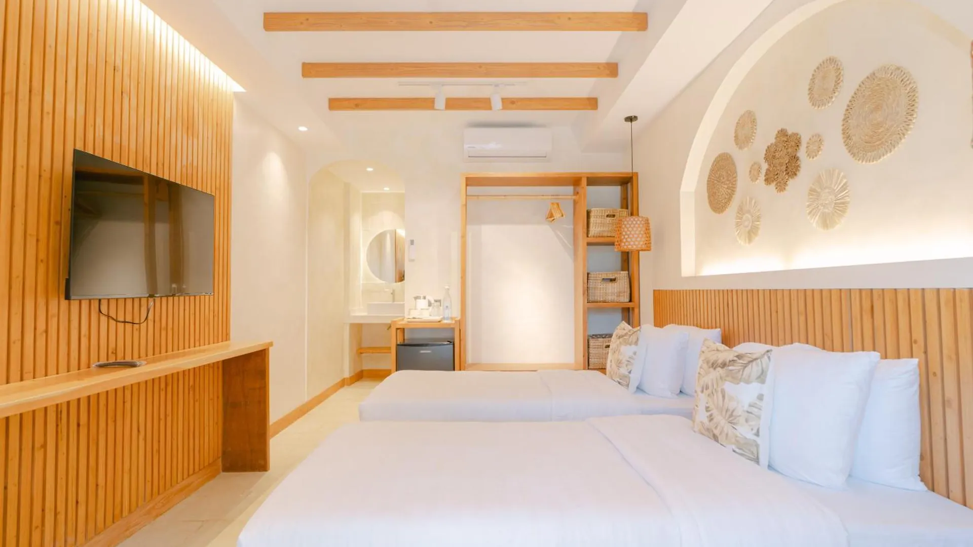Leux Hotel Alona פנגלאו אורחן