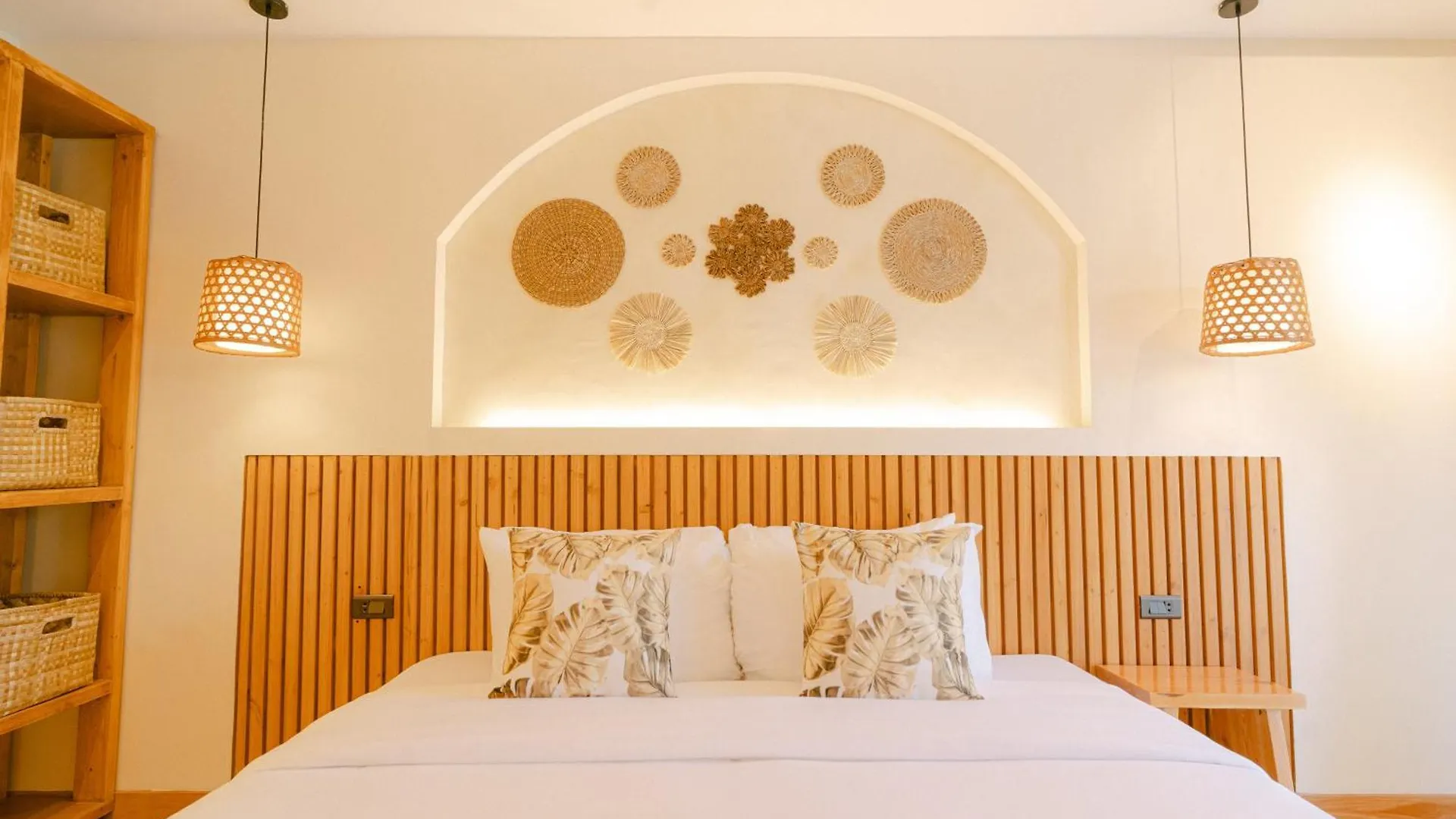 Leux Hotel Alona פנגלאו אורחן